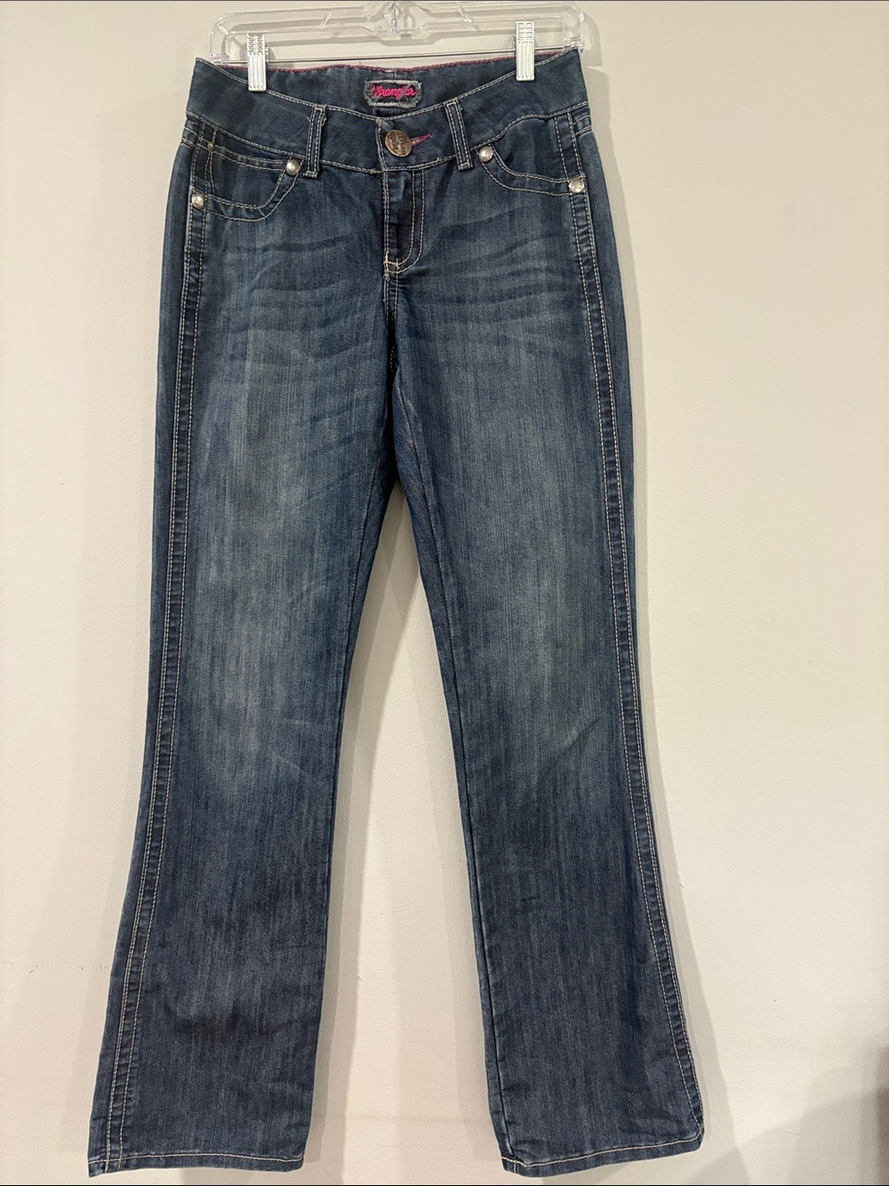 Wrangler Women’s blue cut jeans with embroidered W pockets